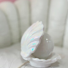 Charger l&#39;image dans la galerie, Rare lampe coquillage 80s iridescente
