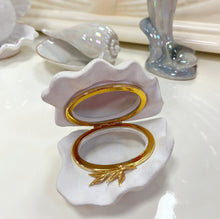 Load image into Gallery viewer, Coffret à bijoux coquillage vintage paillettes 80s
