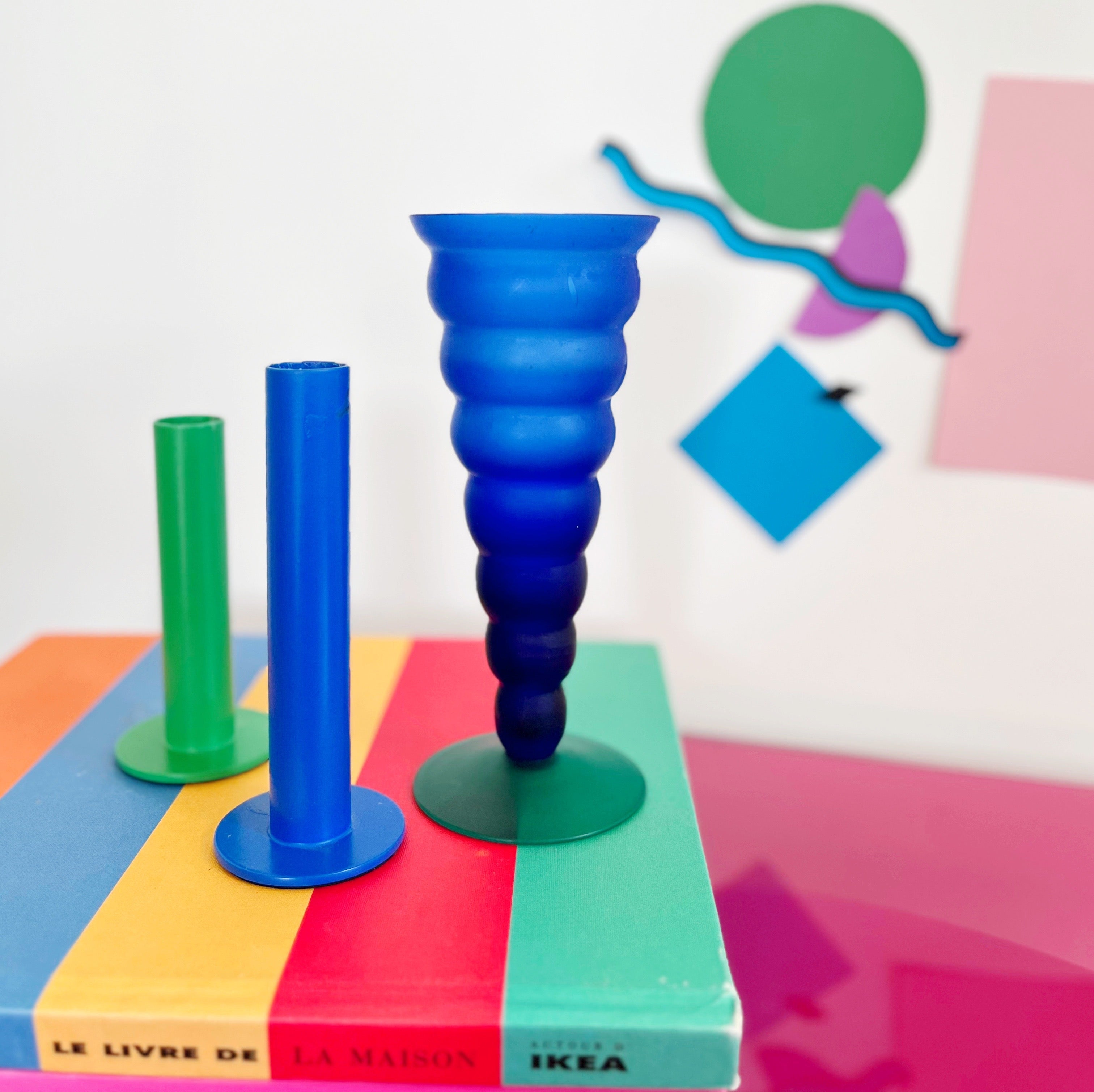 Vase ondulé en verre dépoli