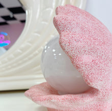 Load image into Gallery viewer, Lampe coquillage rose 80s granitée
