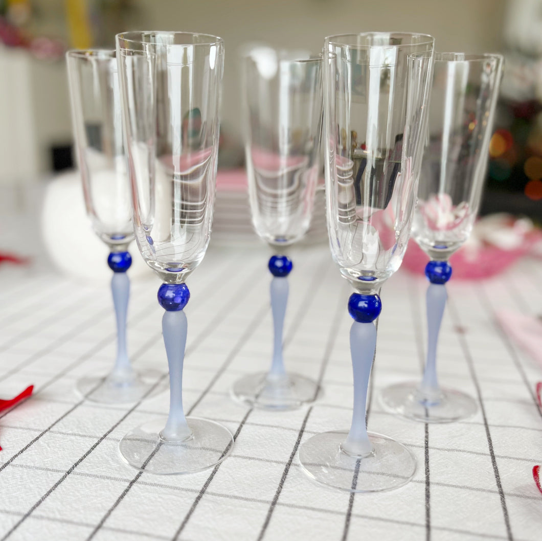 Flutes en cristal bleues