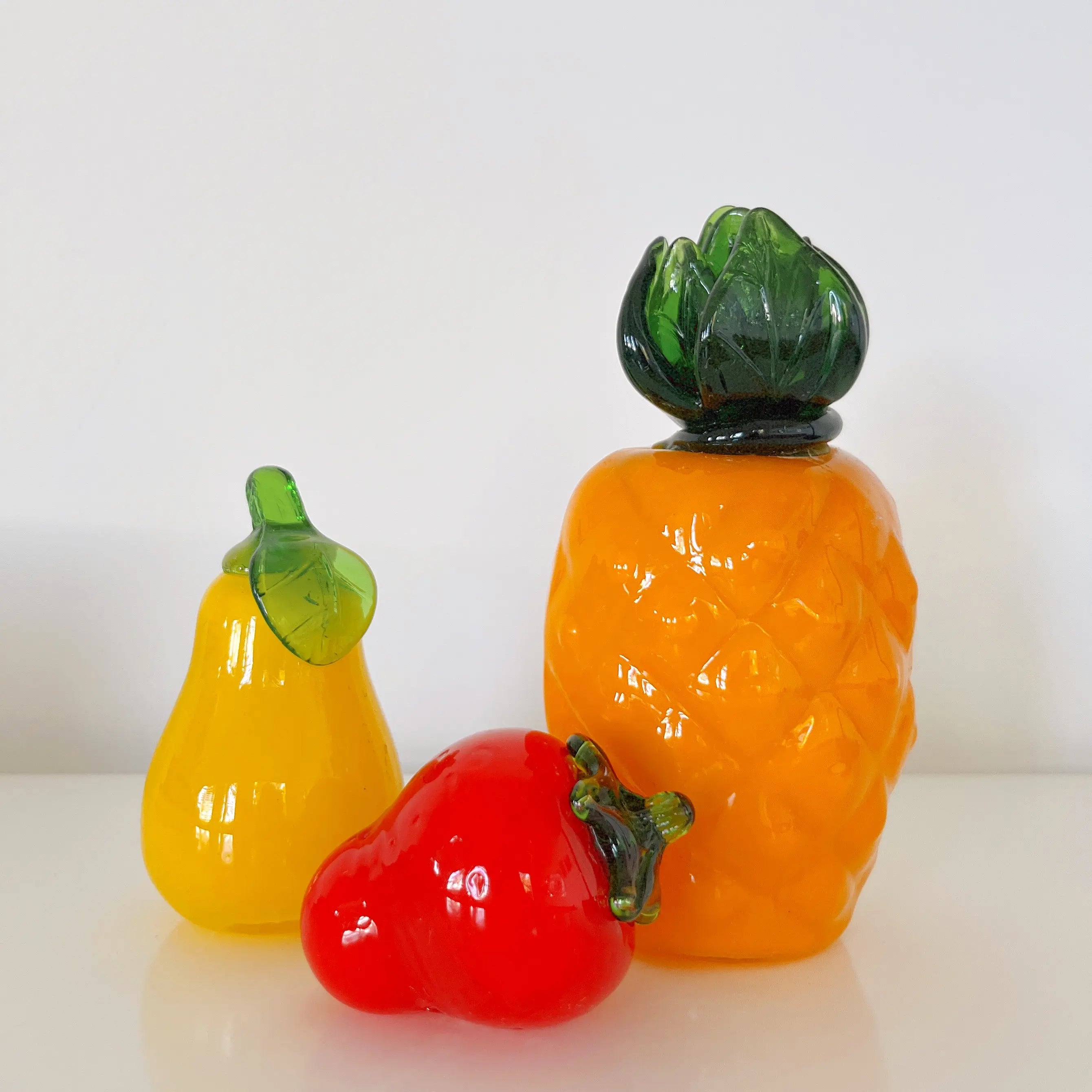 Fruits en verre de Murano soufflé vintage années 70, ensemble ananas, fraise et poire.
