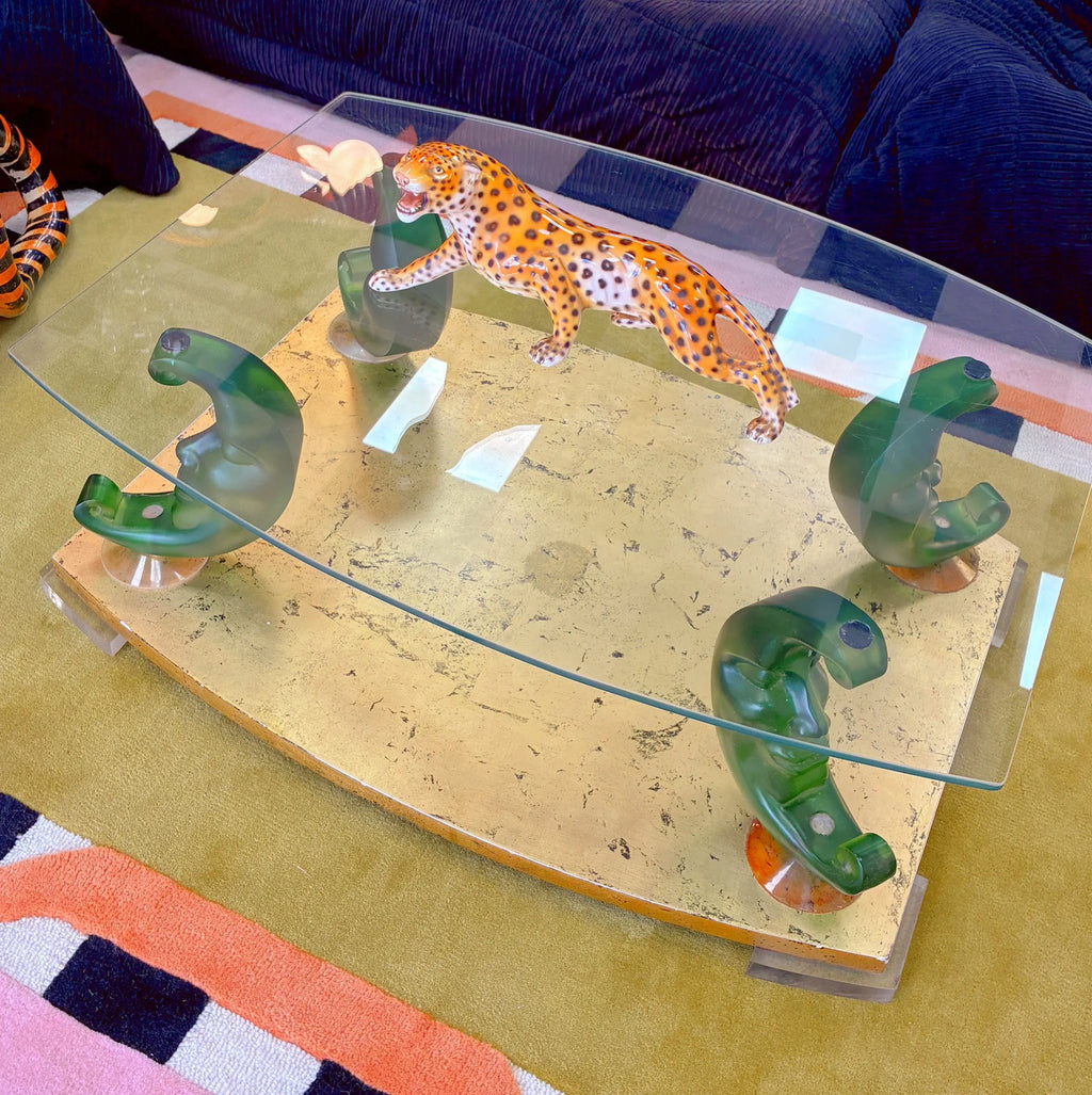 Table basse vintage design postmoderne, pieds lune en résine, plateau verre, années 80
