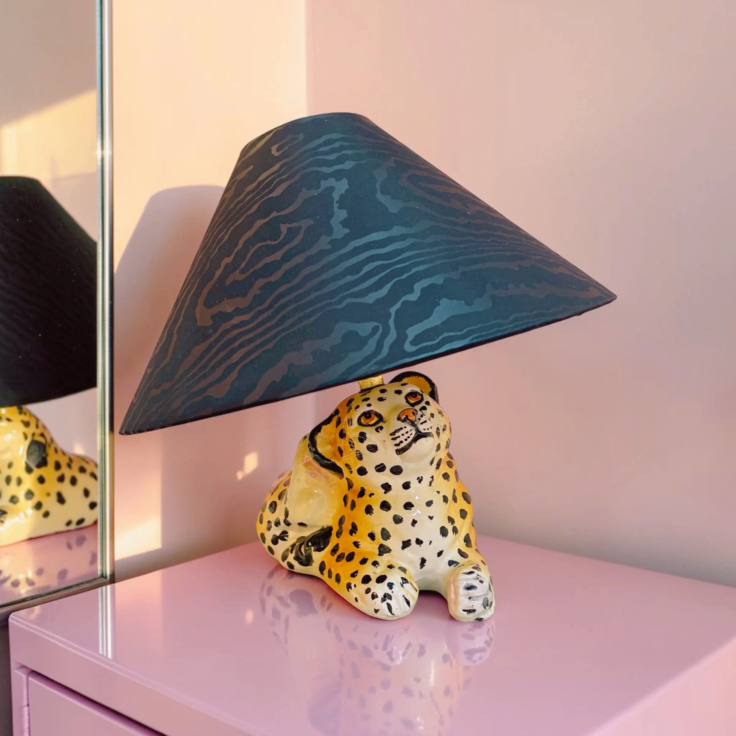 Lampe bébé léopard céramique vintage, années 70, peinte à la main, abat-jour moiré noir