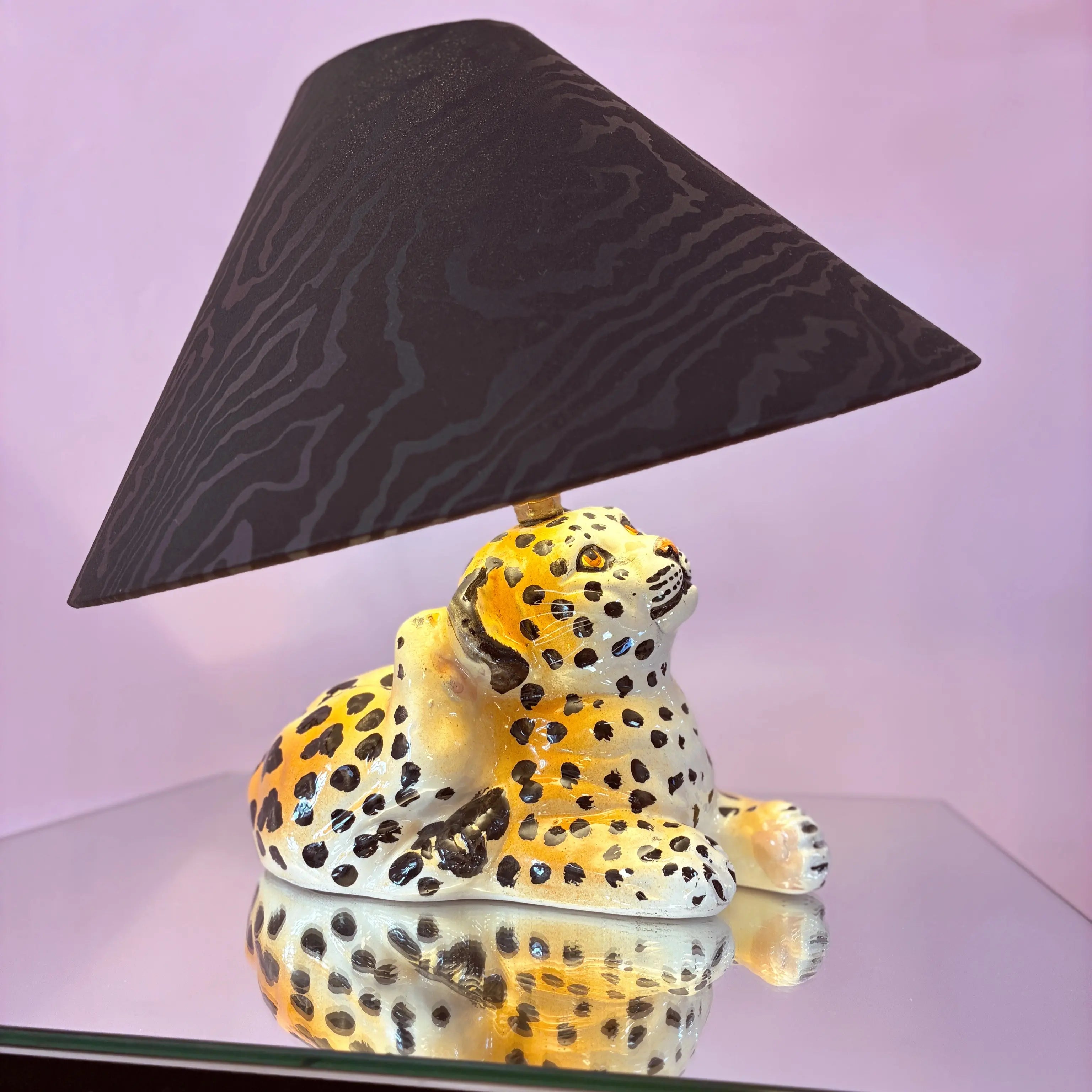 Lampe bébé léopard céramique vintage, années 70, peinte à la main, abat-jour moiré noir