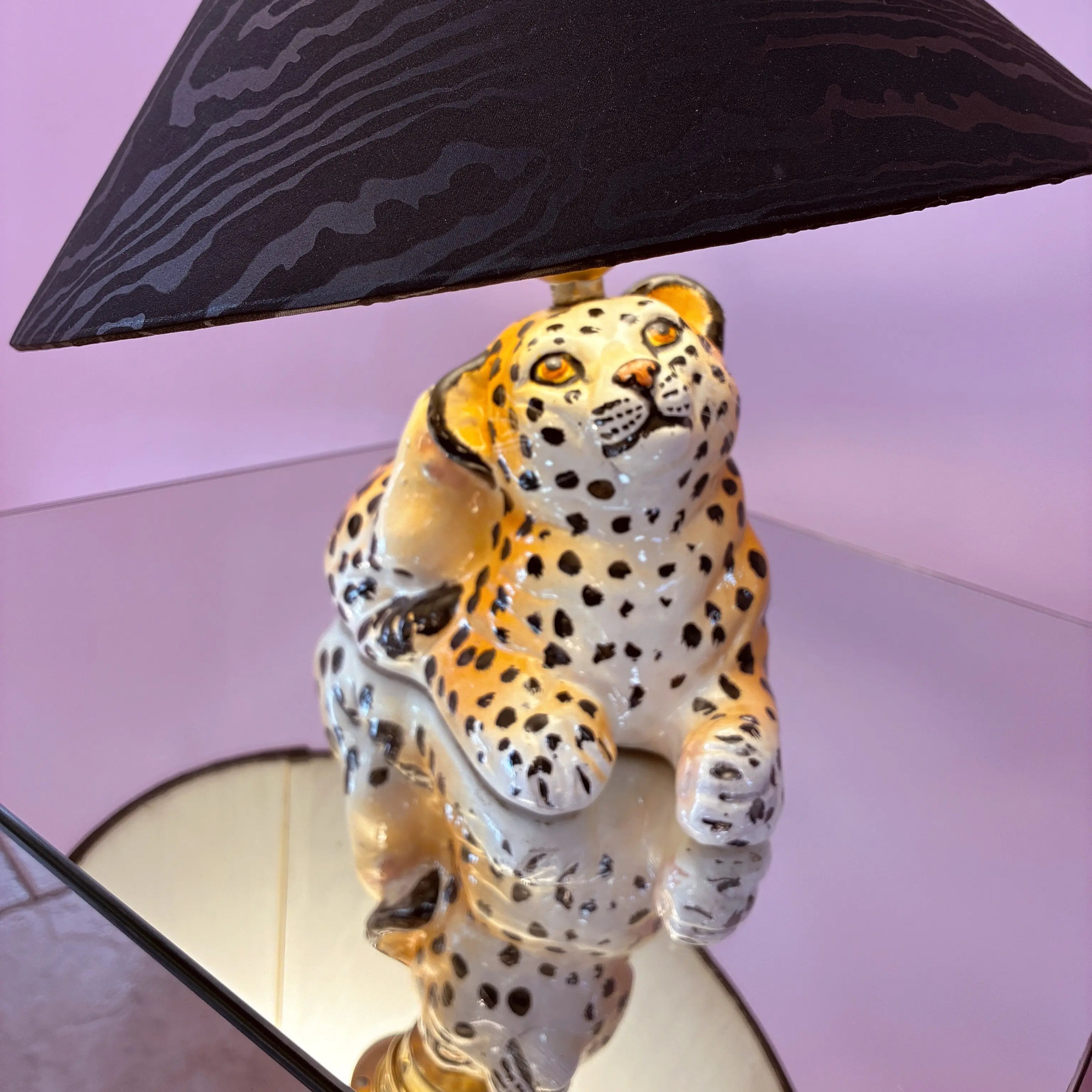 Lampe bébé léopard céramique vintage, années 70, peinte à la main, abat-jour moiré noir