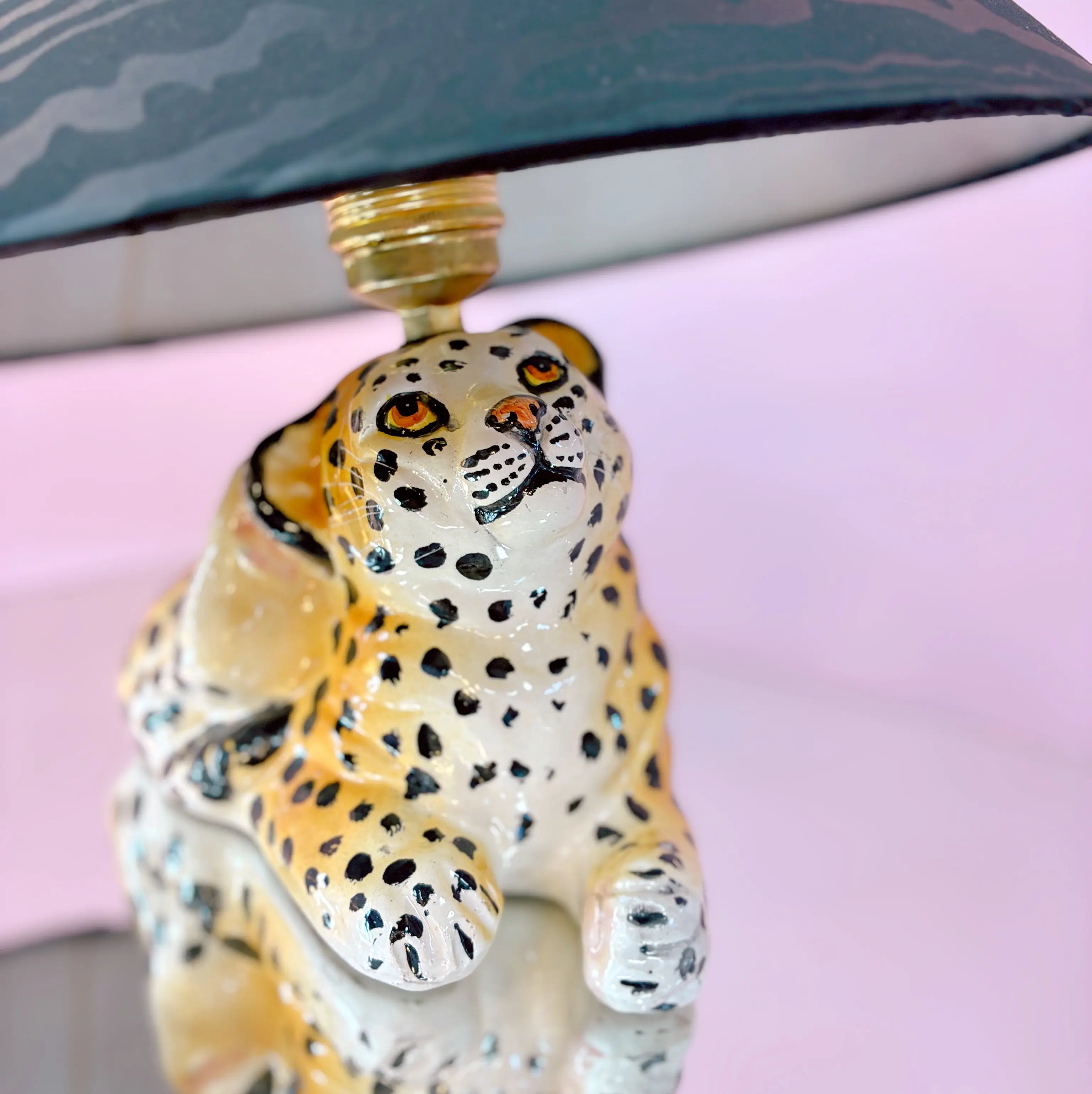 Lampe bébé léopard céramique vintage, années 70, peinte à la main, abat-jour moiré noir