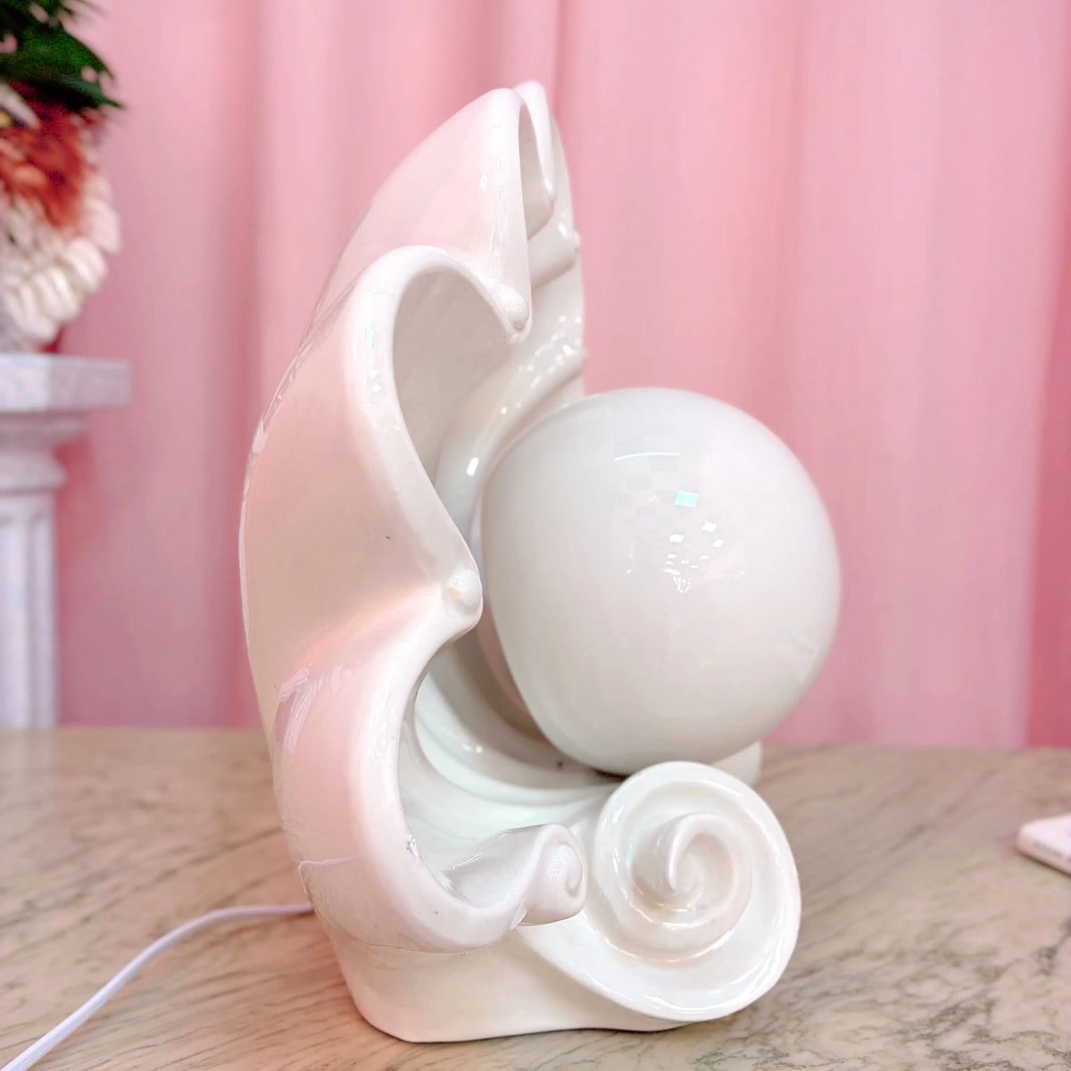 Grande lampe coquillage vintage italienne en céramique blanche, globe perle, années 70