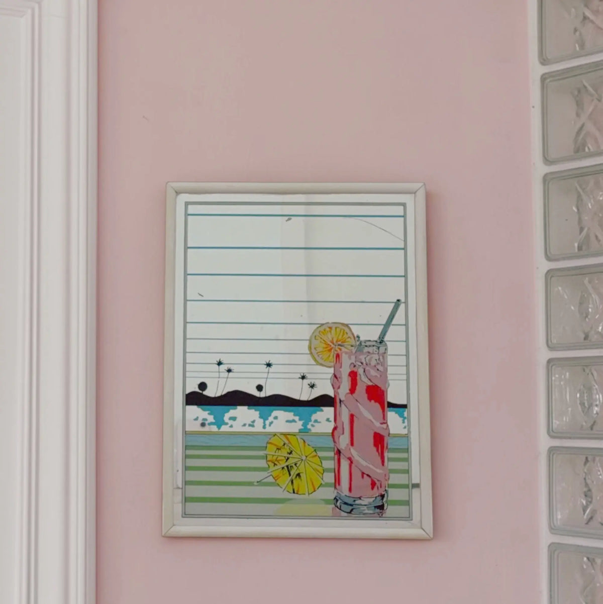 Miroir vintage sérigraphié années 80, cocktail et palmiers, cadre en bois blanc