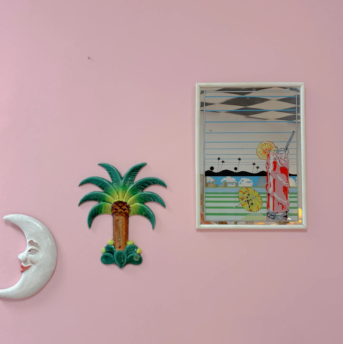 Miroir vintage sérigraphié années 80, cocktail et palmiers, cadre en bois blanc