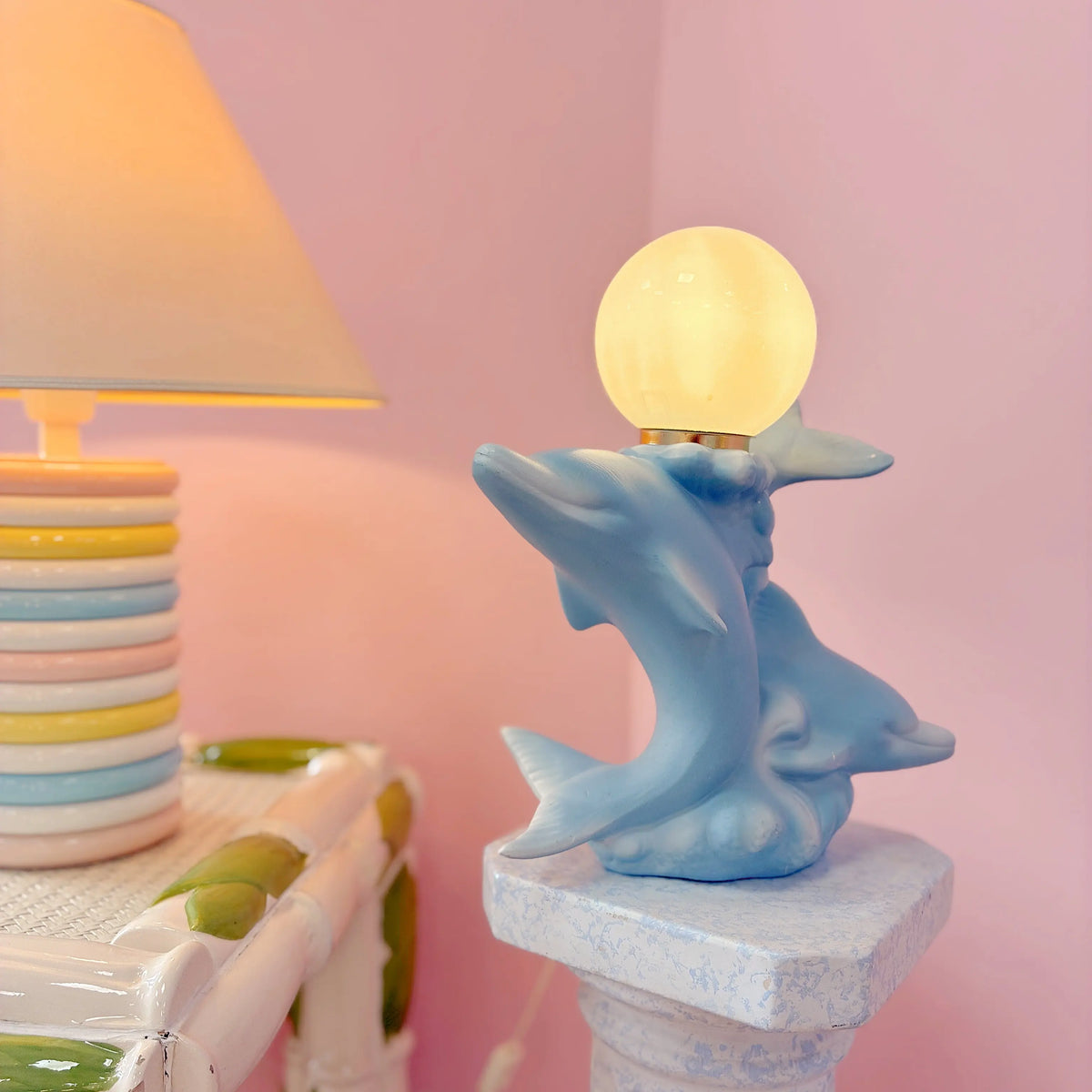 Lampe double dauphin vintage en céramique bleu pastel, globe opalin, Rosagaso, années 80