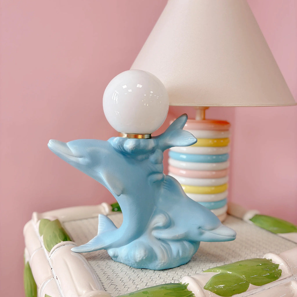 Lampe double dauphin vintage en céramique bleu pastel, globe opalin, Rosagaso, années 80
