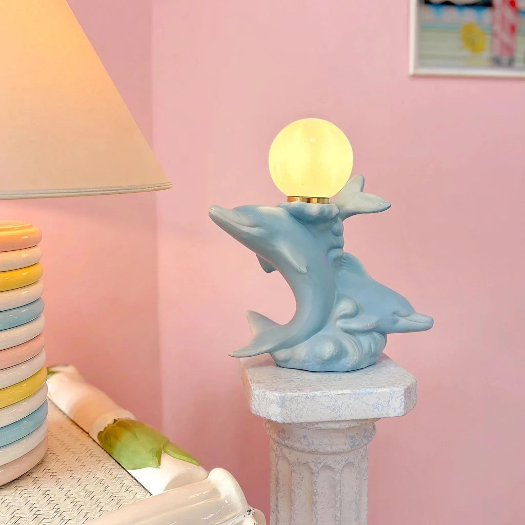 Lampe double dauphin vintage en céramique bleu pastel, globe opalin, Rosagaso, années 80