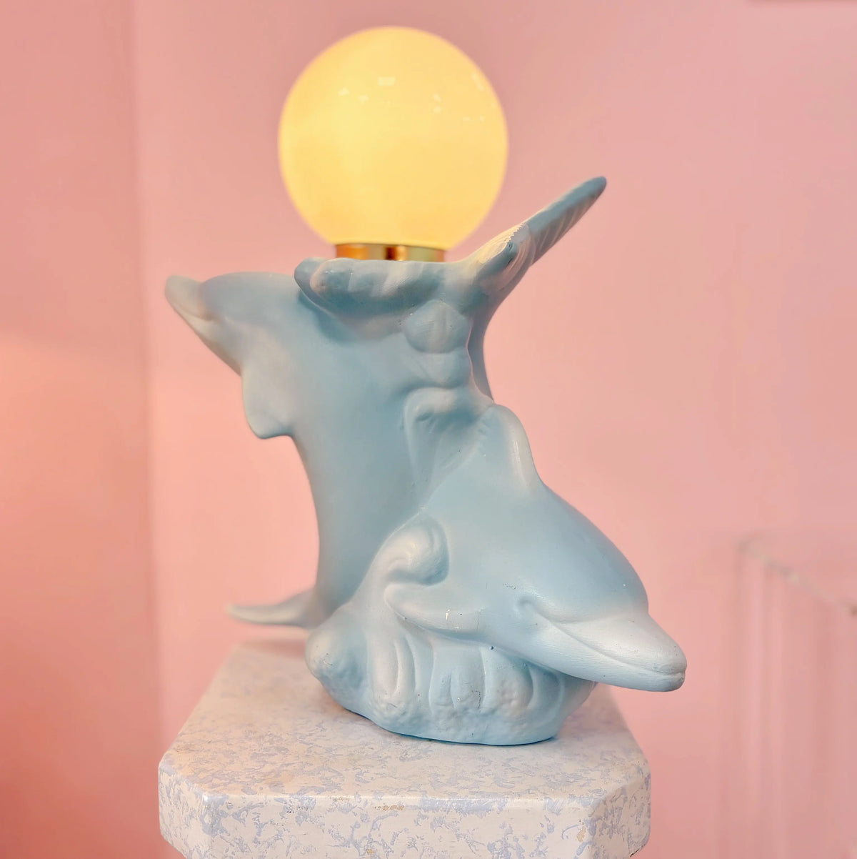 Lampe double dauphin vintage en céramique bleu pastel, globe opalin, Rosagaso, années 80
