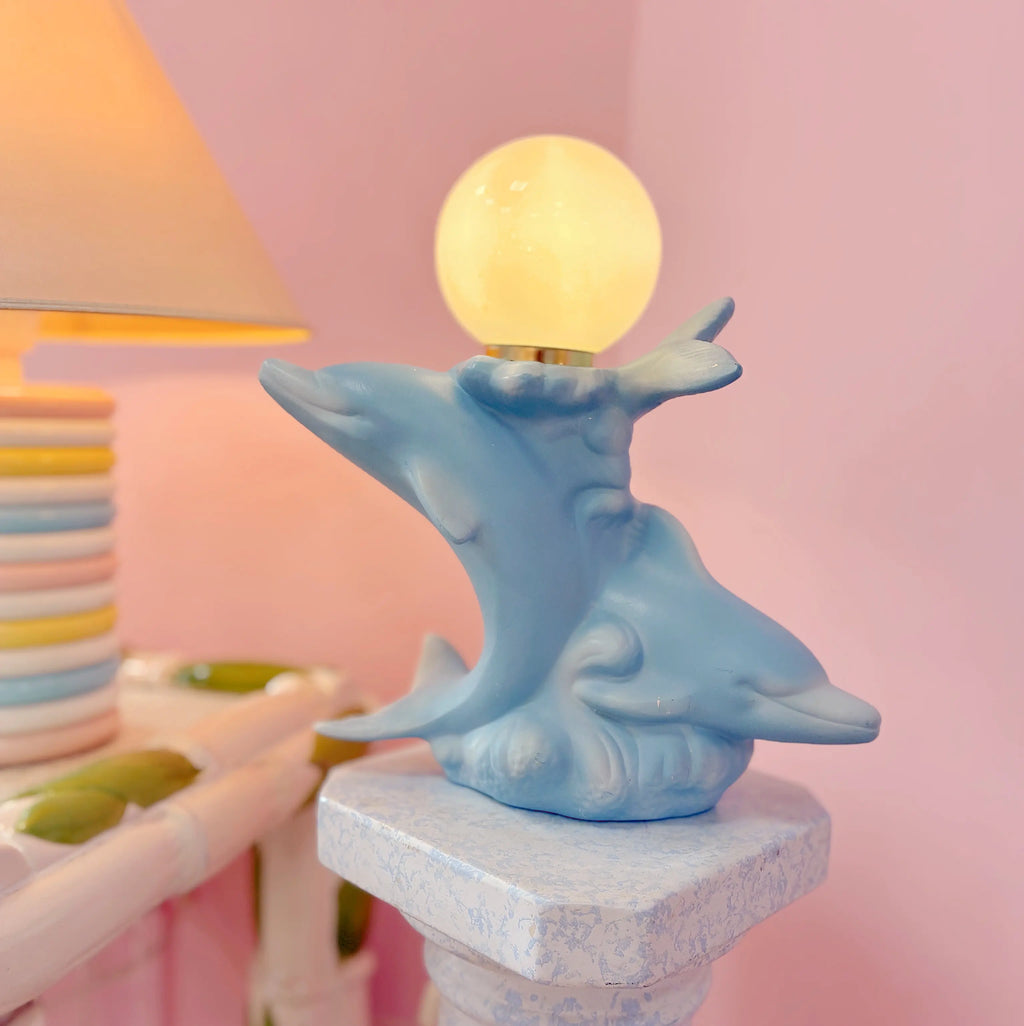 Lampe double dauphin vintage en céramique bleu pastel, globe opalin, Rosagaso, années 80