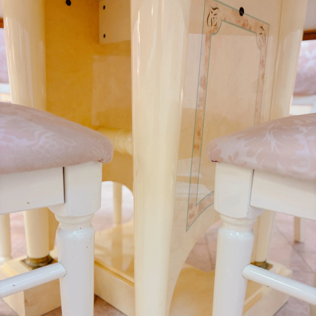 Table de salle à manger octogonale laquée et 4 chaises cygnes laiton, baroque italien, années 80