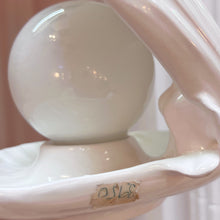 Load image into Gallery viewer, Lampe coquillage vintage, Europe, années 70
