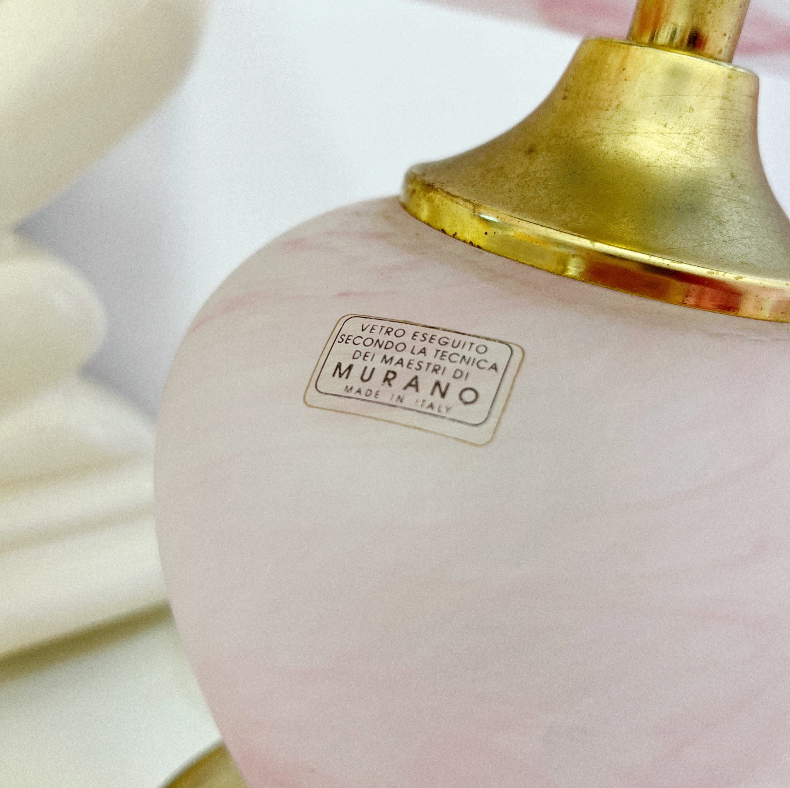 Lampe en verre rose Murano et laiton