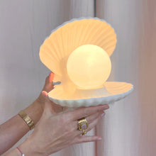 Load image into Gallery viewer, Lampe coquillage vintage, Europe, années 70
