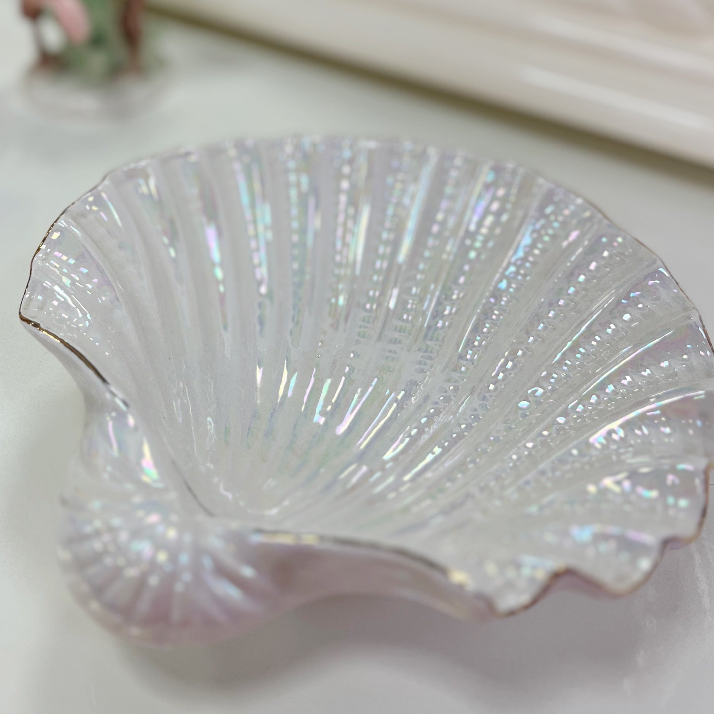 Coupe coquillage iridescente et dorures 70s