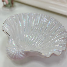 Load image into Gallery viewer, Coupe coquillage iridescente et dorures 70s
