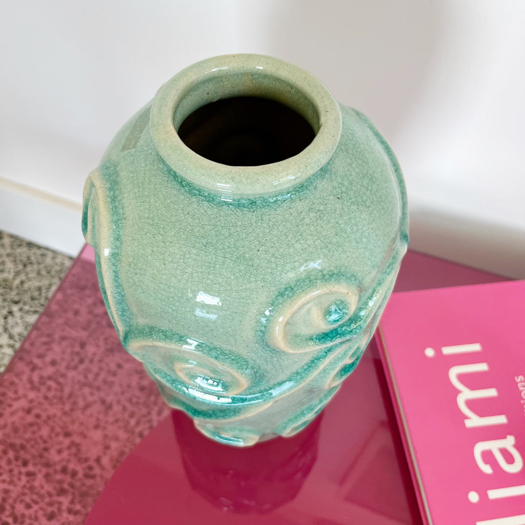 Vase vert d’eau à ornements