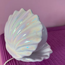 Charger l&#39;image dans la galerie, Rare lampe coquillage 80s iridescente
