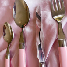 Load image into Gallery viewer, Set de 24 couverts rose Guy Degrenne – Made in France - Années 80
