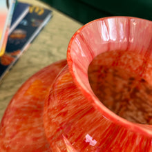 Charger l&#39;image dans la galerie, Vase orange en verre soufflé
