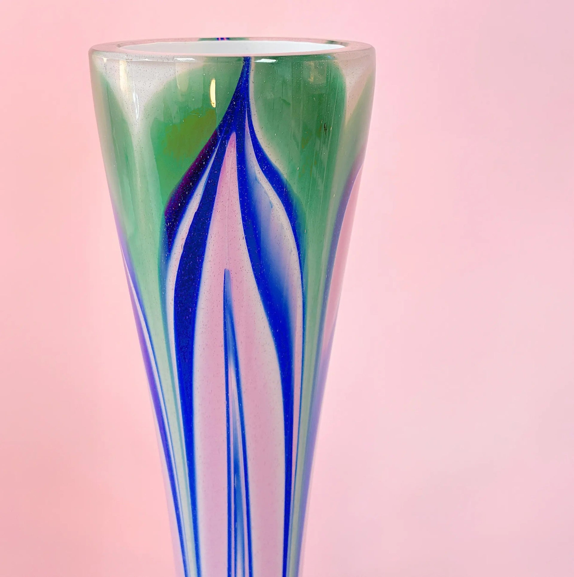 Grand vase soliflore verre soufflé bleu, rose et vert, vintage années 70 