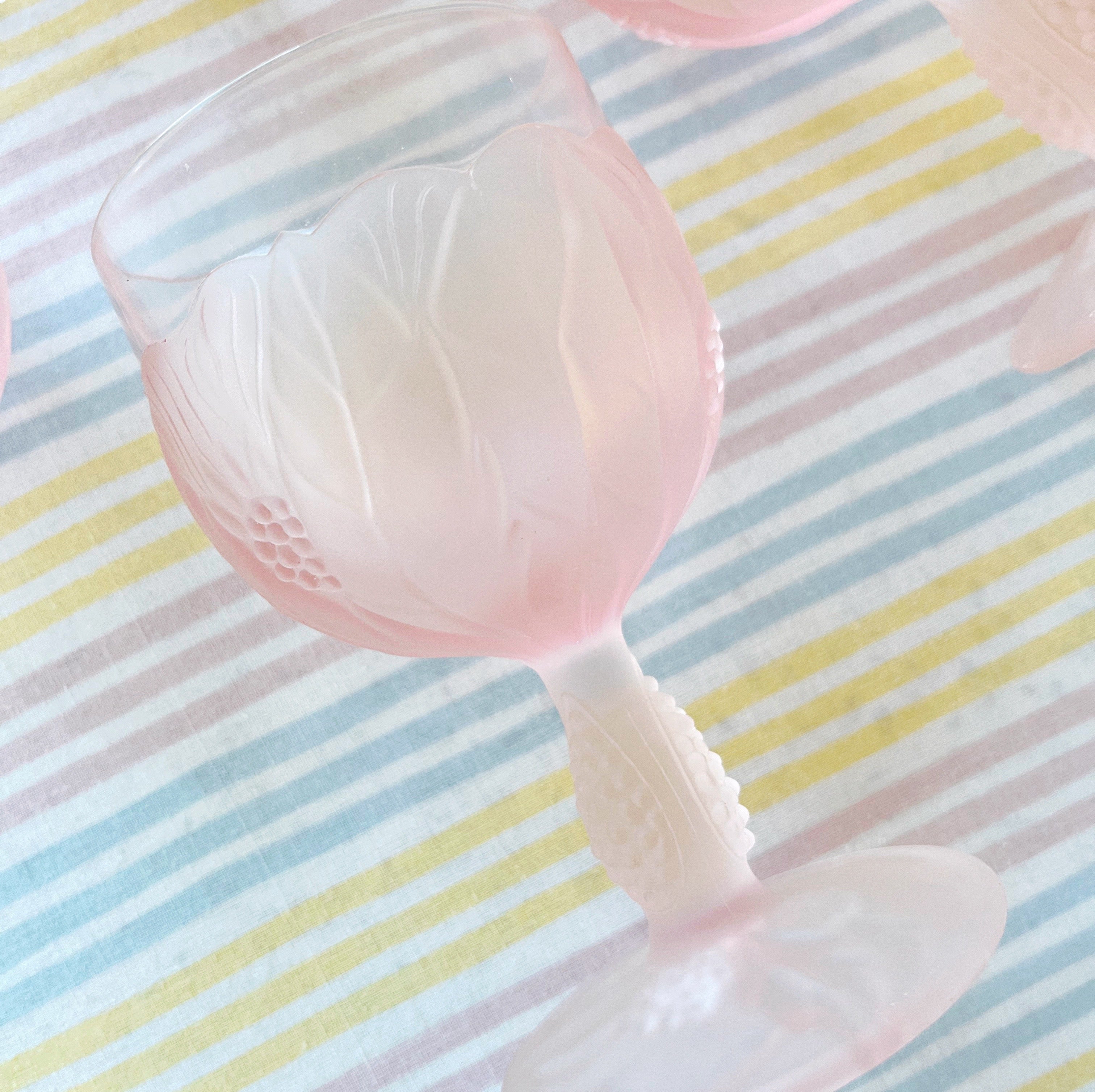 Verres vintage rose pastel motif floral