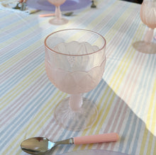 Charger l&#39;image dans la galerie, Verres vintage rose pastel motif floral
