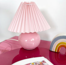 Load image into Gallery viewer, Lampe boule rose pastel vintage
