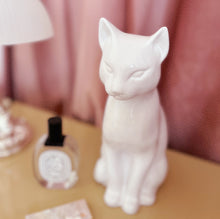 Load image into Gallery viewer, Chat en porcelaine blanc – Années 70
