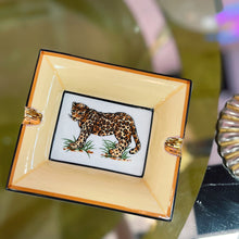 Load image into Gallery viewer, Cendrier panthère en porcelaine - Petit format-années 80
