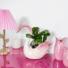 Load image into Gallery viewer, Cache-pot cygne rose iridescent
