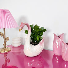 Load image into Gallery viewer, Cache-pot cygne rose iridescent
