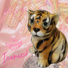Load image into Gallery viewer, Statuette Bébé Tigre en Céramique Émaillée – Italie, Années 70

