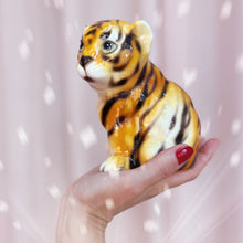 Load image into Gallery viewer, Statuette Bébé Tigre en Céramique Émaillée – Italie, Années 70
