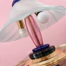 Charger l&#39;image dans la galerie, Lampe de Table Polychrome en Verre et Laiton – Italie, Années 80
