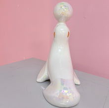 Charger l&#39;image dans la galerie, Statuette Otarie en Porcelaine Irisée – Italie, Années 70
