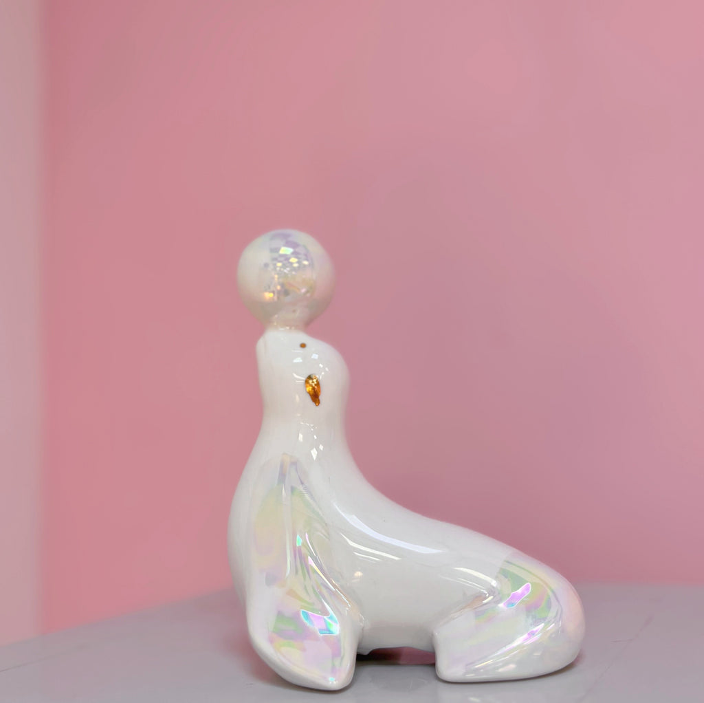 Statuette Otarie en Porcelaine Irisée – Italie, Années 70