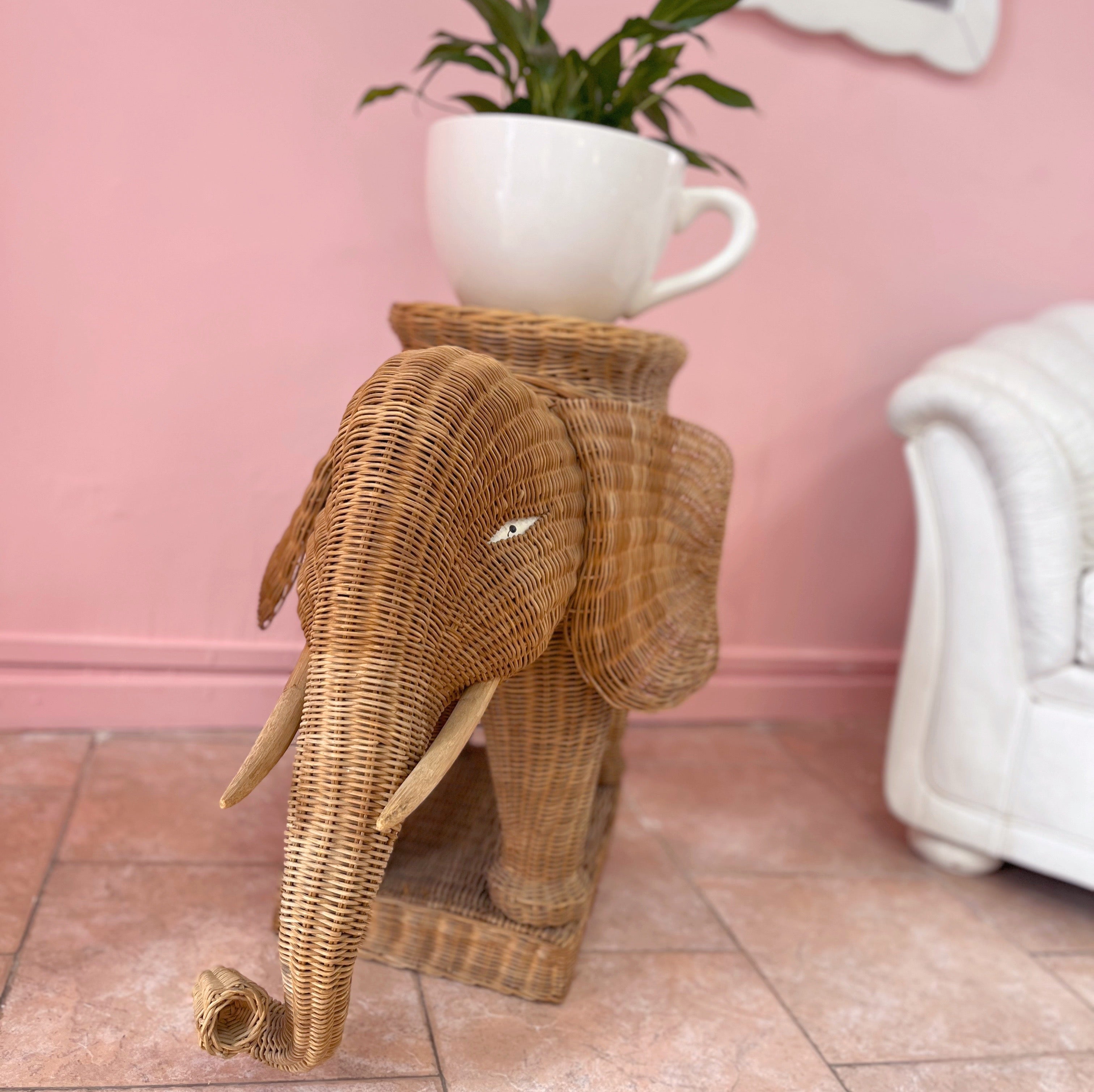 Grand piédestal éléphant en osier – années 70