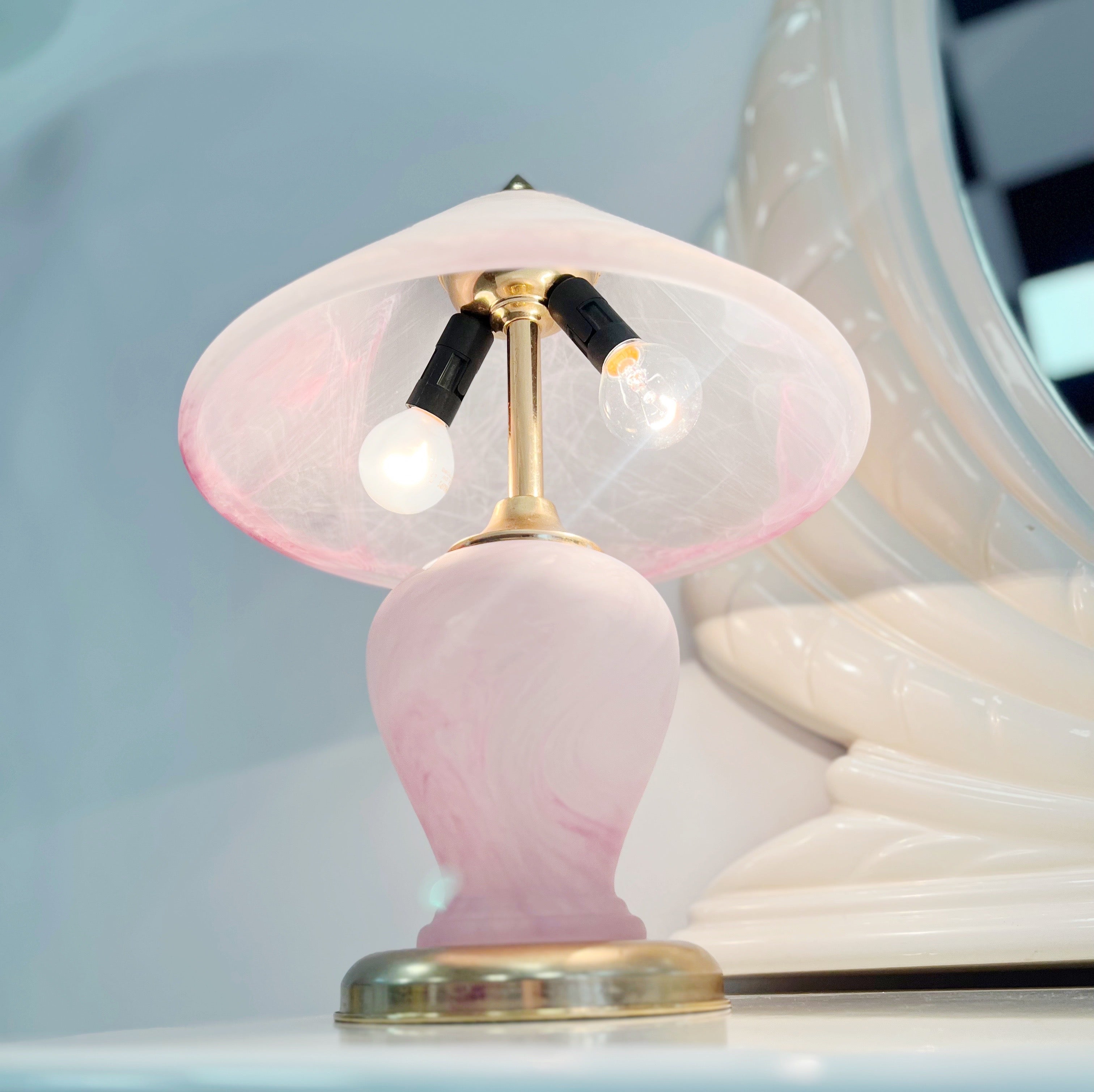 Lampe en verre rose Murano et laiton