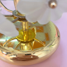 Charger l&#39;image dans la galerie, Lampe fleurs en laiton &amp; verre dépoli, made in Italy, années 70
