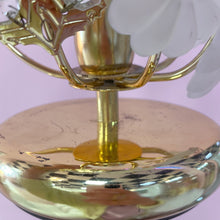 Charger l&#39;image dans la galerie, Lampe fleurs en laiton &amp; verre dépoli, made in Italy, années 70
