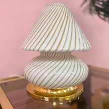 Charger l&#39;image dans la galerie, Lampe champignon en verre soufflé &amp; socle en laiton, 70’s
