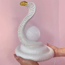 Charger l&#39;image dans la galerie, Lampe cobra en céramique et dorures, Italie, années 70
