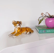 Charger l&#39;image dans la galerie, Bébé léopard en porcelaine peint à la main, années 70
