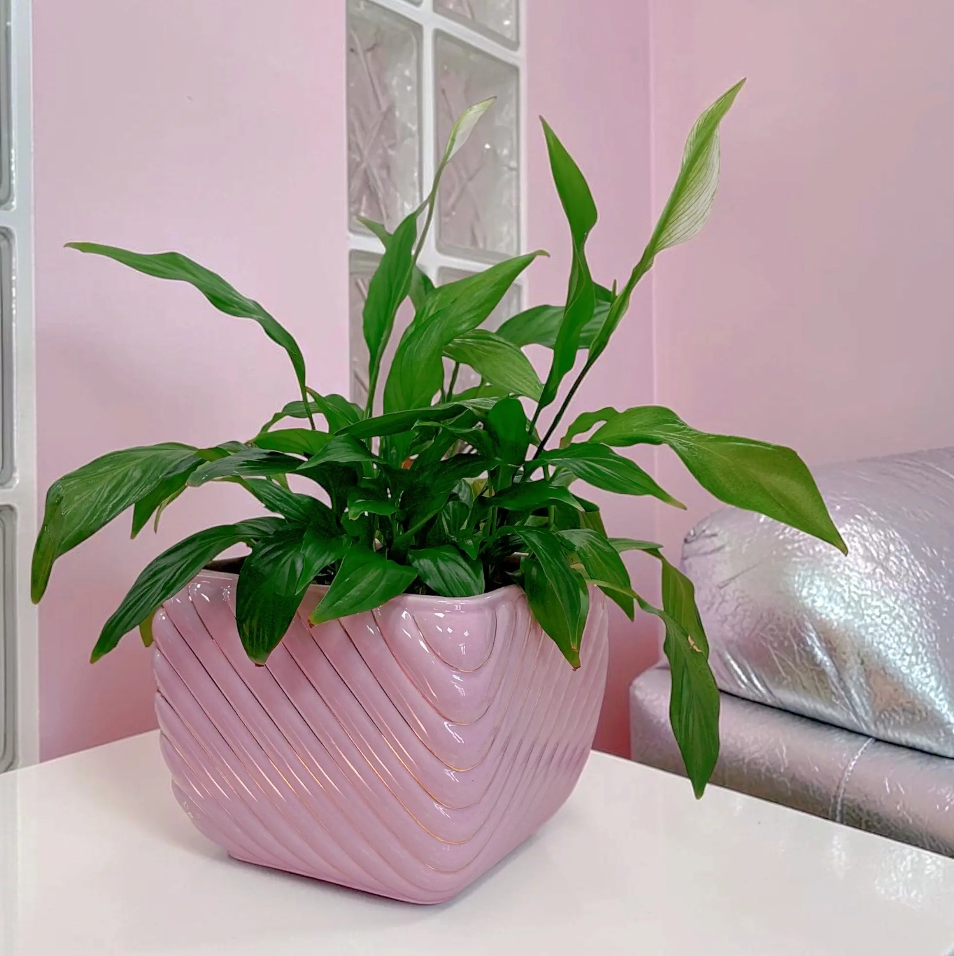 Cache-pot vintage italien, céramique rose, torsade et filets dorés, années 70